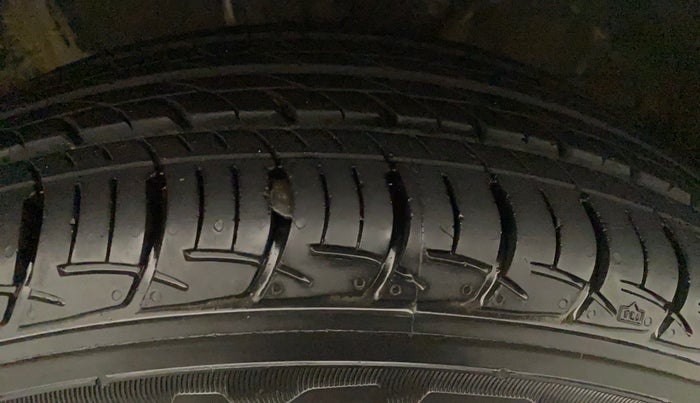 2017 Maruti Baleno DELTA PETROL 1.2, Petrol, Manual, 30,952 km, Right Front Tyre Tread