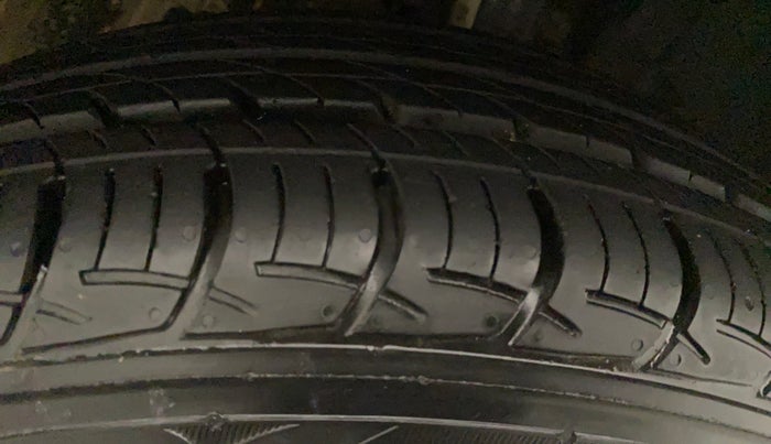 2017 Maruti Baleno DELTA PETROL 1.2, Petrol, Manual, 30,952 km, Right Rear Tyre Tread