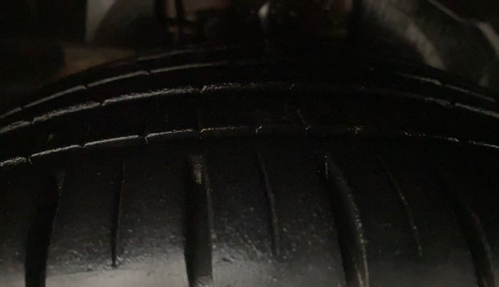 2017 Ford Figo Aspire TITANIUM 1.2 PETROL, Petrol, Manual, 42,991 km, Right Front Tyre Tread