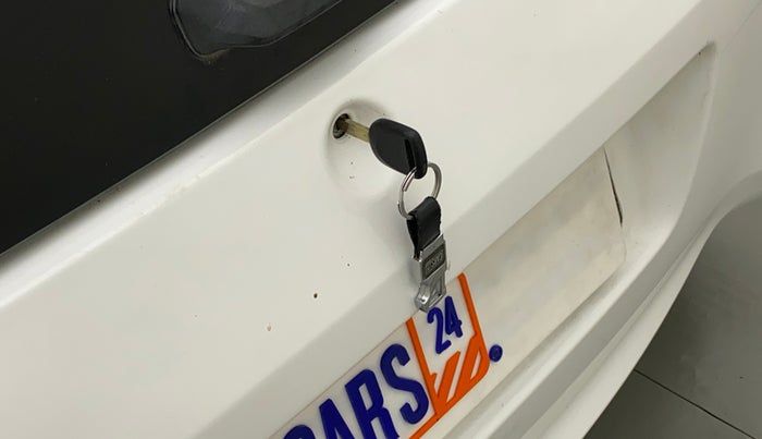 2016 Honda Brio E MT, Petrol, Manual, 59,609 km, Lock system - Boot door not opening through lever