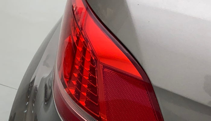2011 Volkswagen Passat HIGHLINE DSG, Diesel, Automatic, 96,136 km, Right tail light - Minor scratches