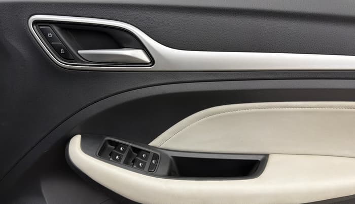 2024 MG ASTOR Sharp Pro 1.5 CVT (Ivory), Petrol, Automatic, 16,735 km, Driver Side Door Panels Control