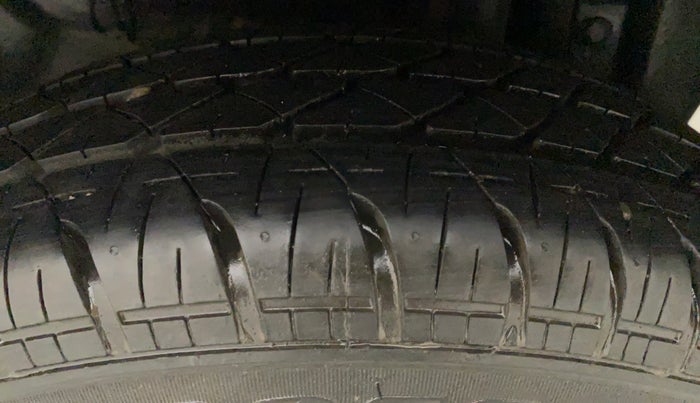 2016 Maruti Swift Dzire VXI, Petrol, Manual, 77,984 km, Left Rear Tyre Tread