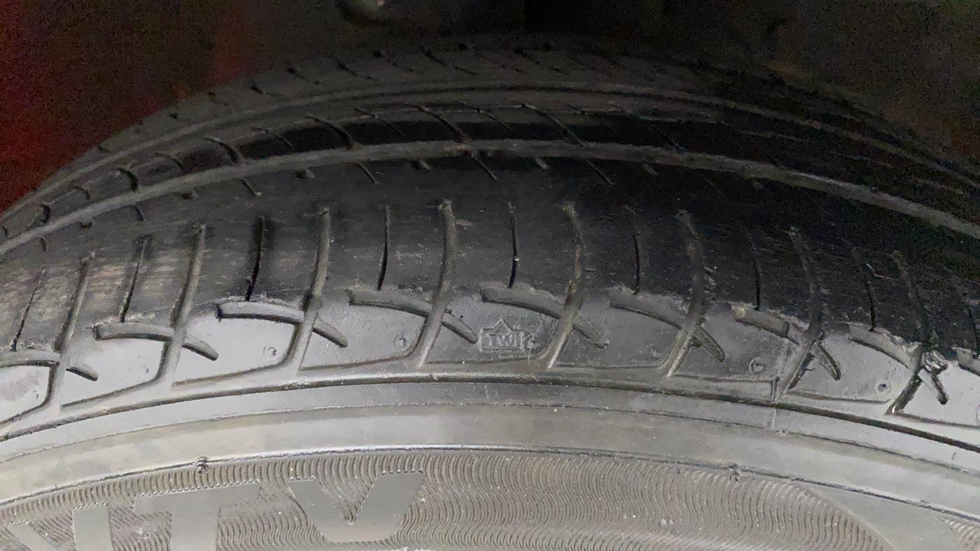2018 Mahindra KUV 100 NXT K8 P 6 STR, Petrol, Manual, 32,843 km, Right Front Tyre Tread
