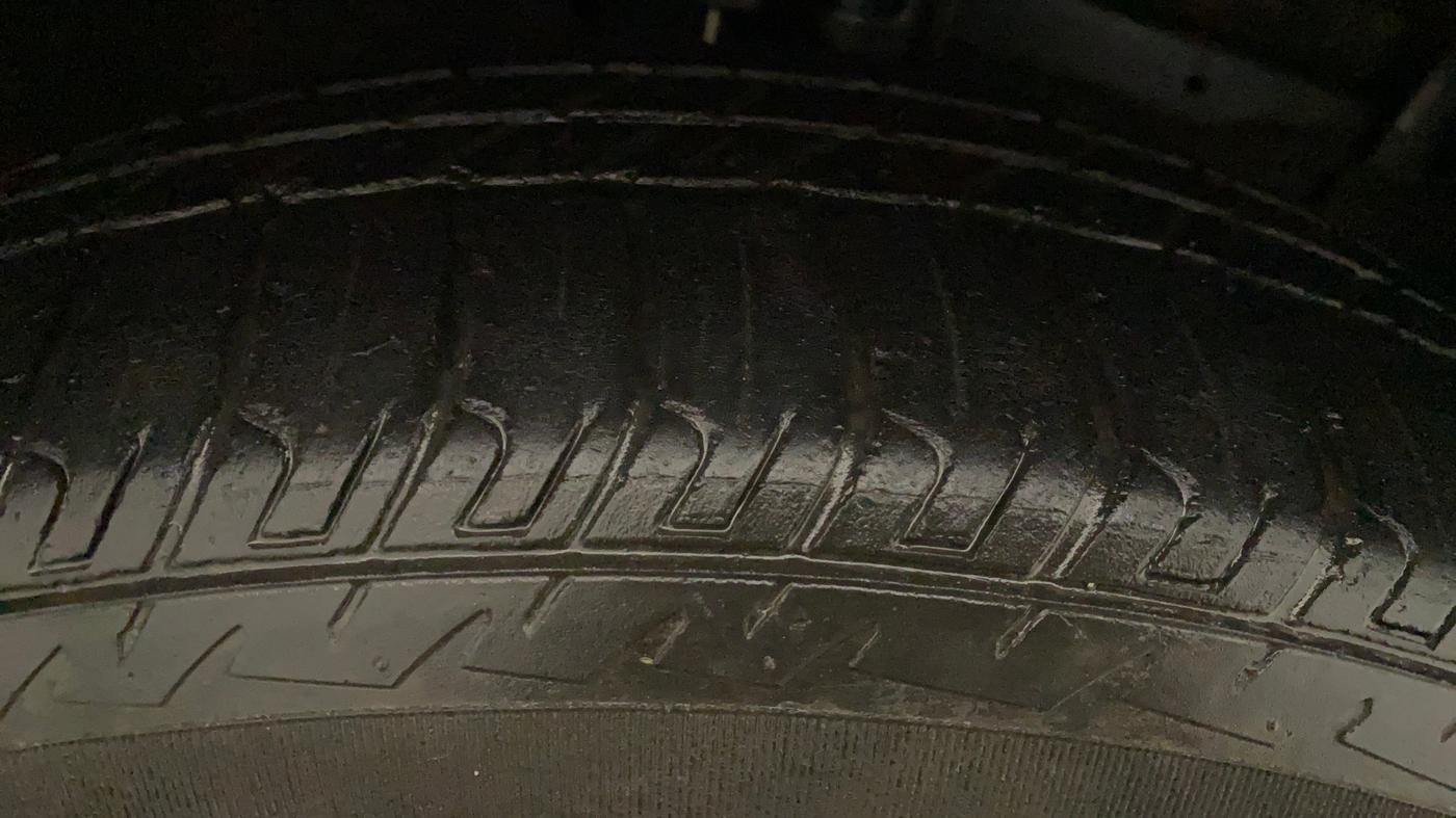 2012 Maruti Swift VXI, Petrol, Manual, 52,220 km, Left Front Tyre Tread