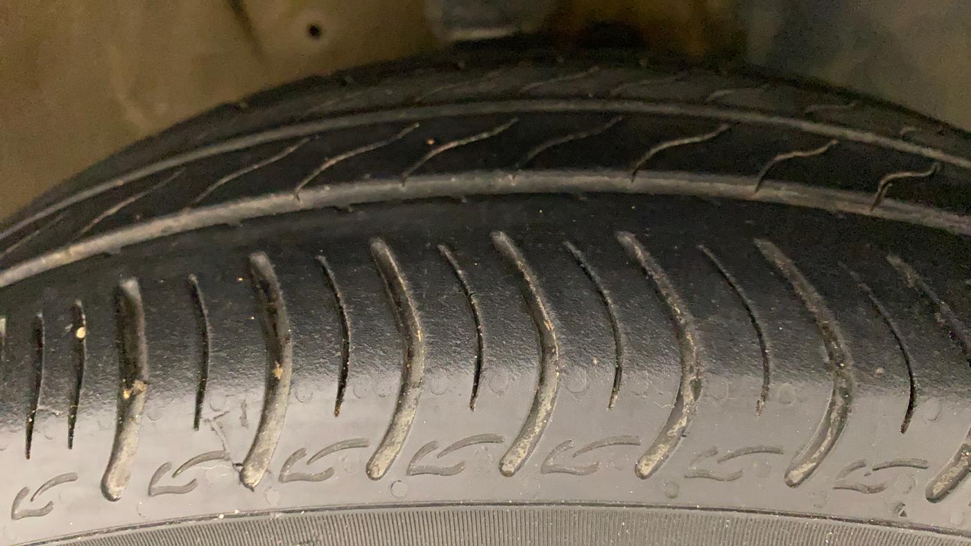 2017 Maruti IGNIS ZETA 1.2 AMT, Petrol, Automatic, 66,129 km, Right Front Tyre Tread