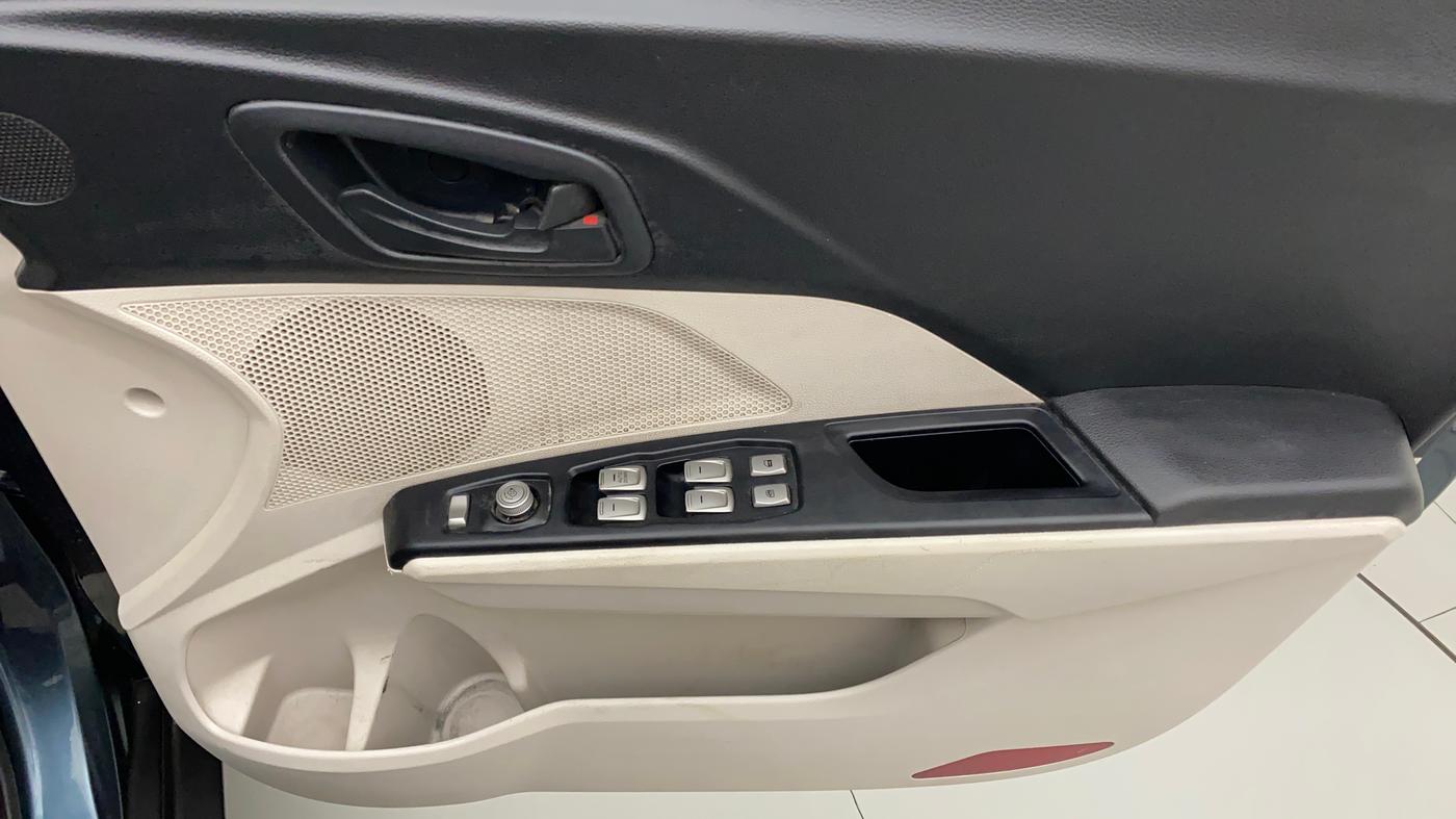 2020 Mahindra XUV300 W4 1.2 PETROL, Petrol, Manual, 56,376 km, Driver Side Door Panels Control