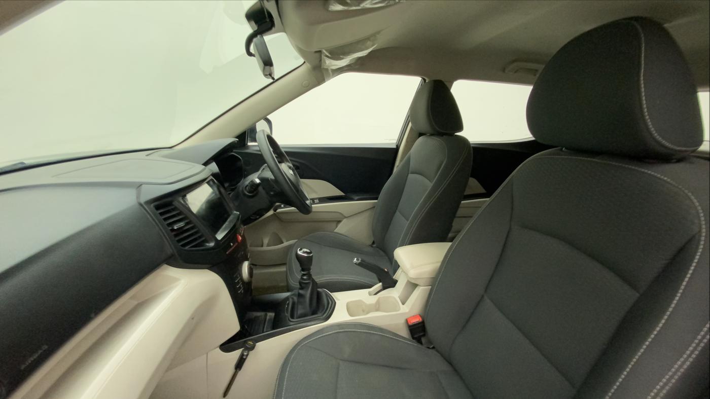 2020 Mahindra XUV300 W4 1.2 PETROL, Petrol, Manual, 56,376 km, Right Side Front Door Cabin