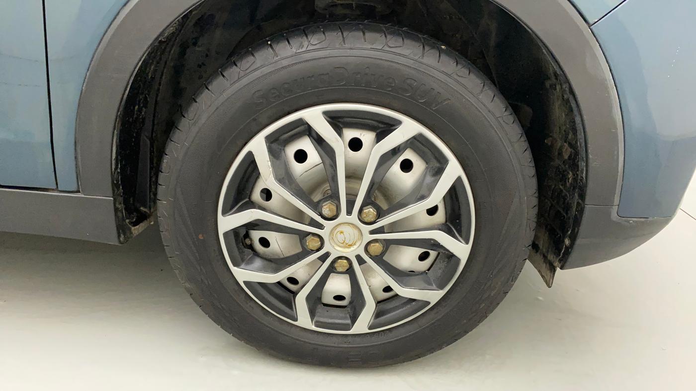2020 Mahindra XUV300 W4 1.2 PETROL, Petrol, Manual, 56,376 km, Right Front Wheel