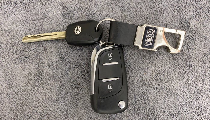 2020 Mahindra XUV300 W4 1.2 PETROL, Petrol, Manual, 56,376 km, Key Close Up