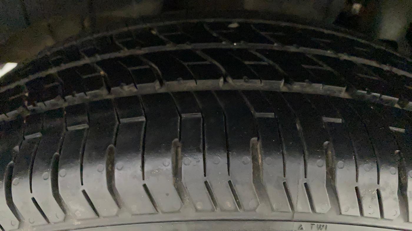 2020 Mahindra XUV300 W4 1.2 PETROL, Petrol, Manual, 56,376 km, Right Rear Tyre Tread