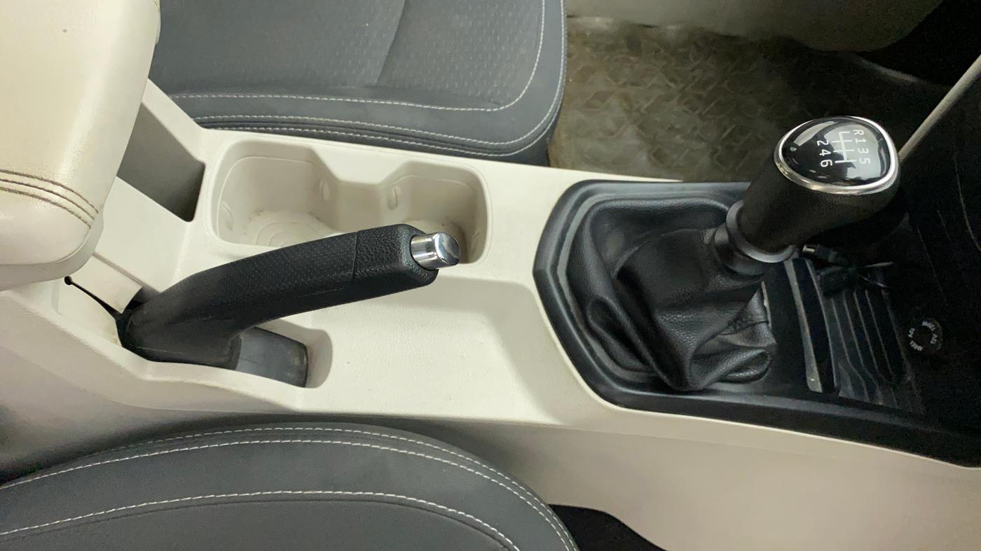 2020 Mahindra XUV300 W4 1.2 PETROL, Petrol, Manual, 56,376 km, Gear Lever