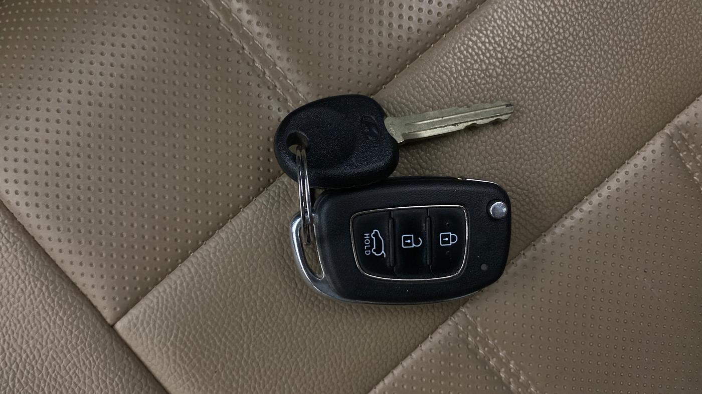 2022 Hyundai VENUE S 1.2, Petrol, Manual, 29,500 km, Key Close Up