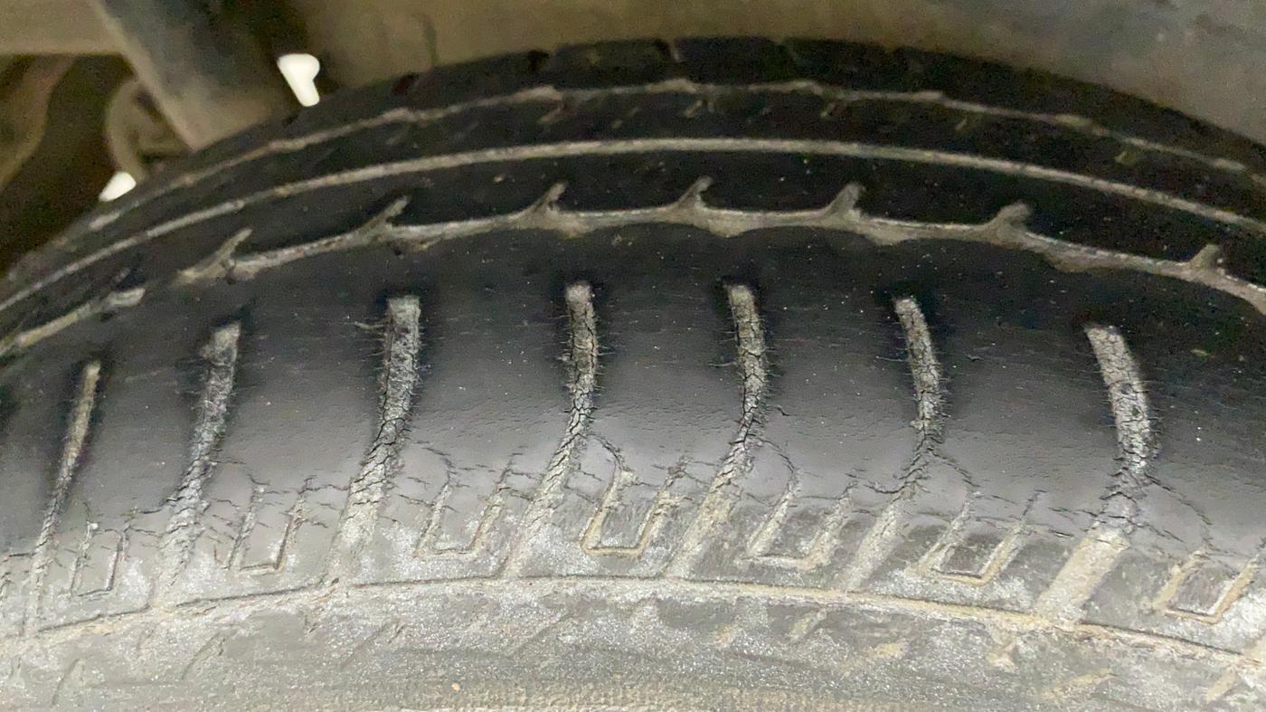 2013 Maruti Wagon R Stingray VXI, CNG, Manual, 1,16,914 km, Right Rear Tyre Tread