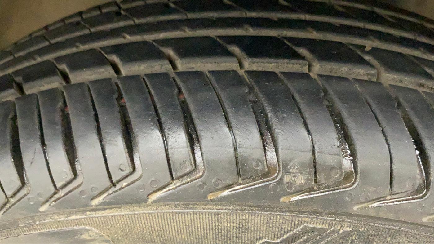 2013 Maruti Wagon R Stingray VXI, CNG, Manual, 1,16,914 km, Right Front Tyre Tread