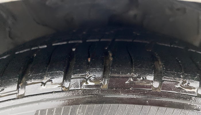 2011 Hyundai Verna FLUIDIC 1.6 VTVT SX AT, Petrol, Automatic, 71,447 km, Right Front Tyre Tread