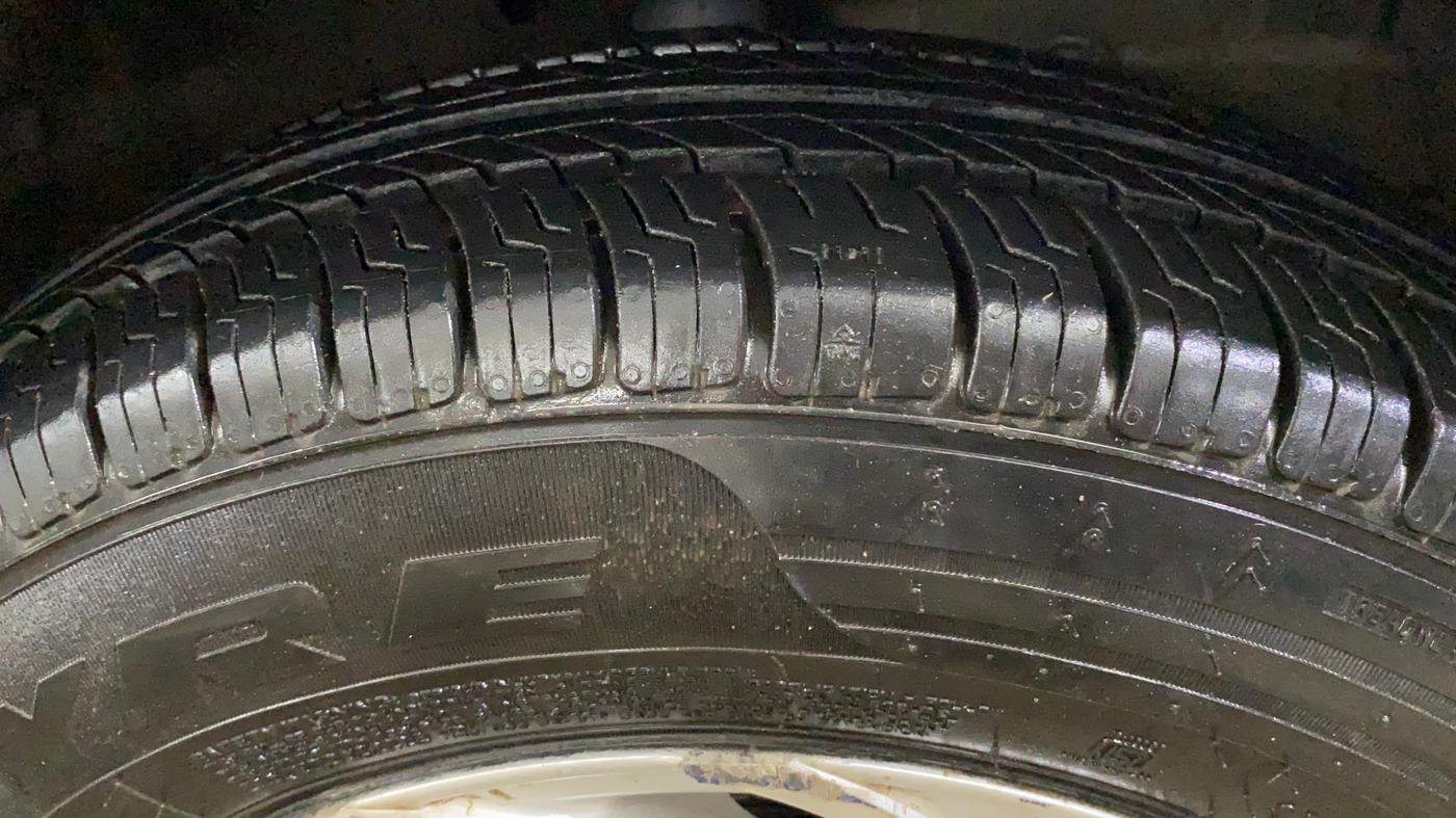 2014 Maruti Swift VXI, Petrol, Manual, 41,971 km, Right Front Tyre Tread