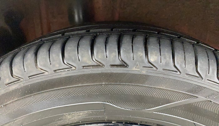 2017 Maruti IGNIS ZETA 1.2 AMT DUAL TONE, Petrol, Automatic, 77,262 km, Right Rear Tyre Tread