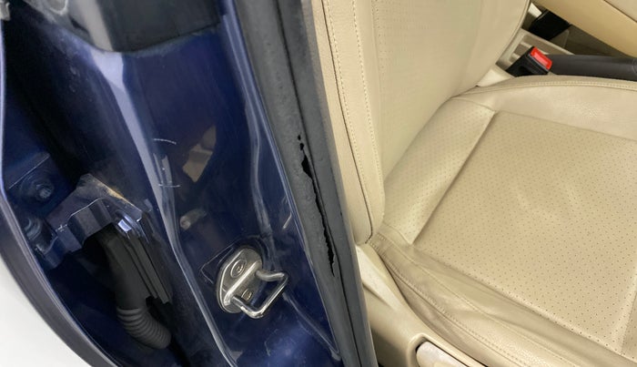 2015 Volkswagen Vento HIGHLINE DIESEL 1.5, Diesel, Manual, 81,113 km, Driver-side door - Beading has minor damage