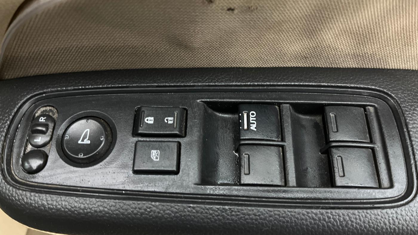 2019 Honda Amaze 1.2L I-VTEC S, Petrol, Manual, 1,03,315 km, Driver Side Door Panels Control