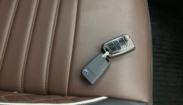 2022 Volkswagen VIRTUS HIGHLINE TSI 1.0 AT, Petrol, Automatic, 29,484 km, Key Close Up