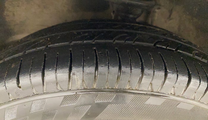 2017 Maruti Alto 800 LXI, Petrol, Manual, 77,425 km, Left Front Tyre Tread