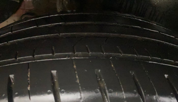 2016 Hyundai Creta SX PLUS 1.6 PETROL, Petrol, Manual, 75,041 km, Right Rear Tyre Tread