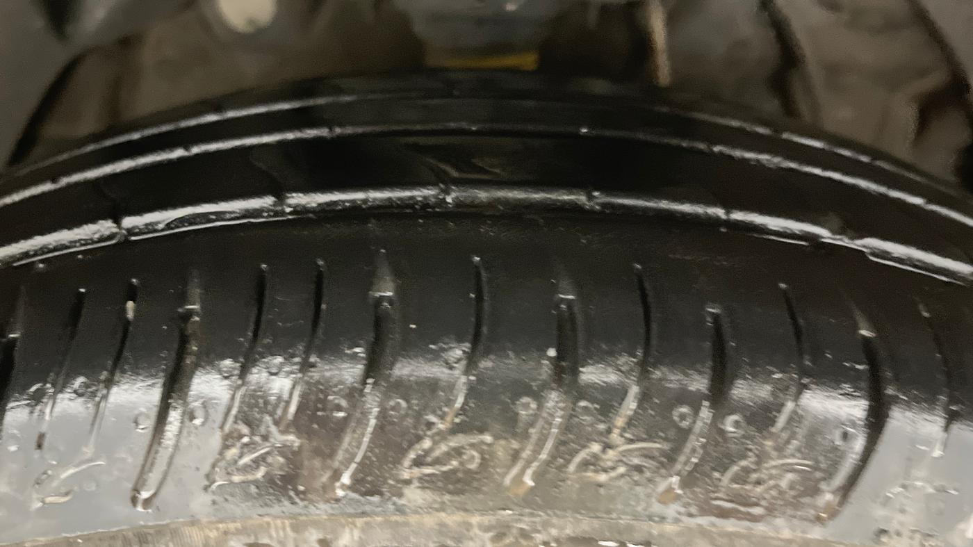2025 Mahindra XUV 3XO AX5 1.2 L TCMPFI AT, Petrol, Automatic, 19,479 km, Right Front Tyre Tread