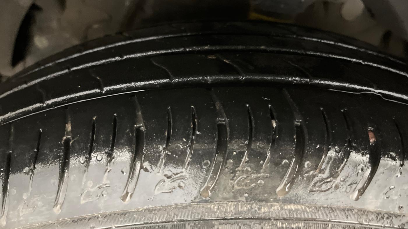 2025 Mahindra XUV 3XO AX5 1.2 L TCMPFI AT, Petrol, Automatic, 19,479 km, Left Front Tyre Tread