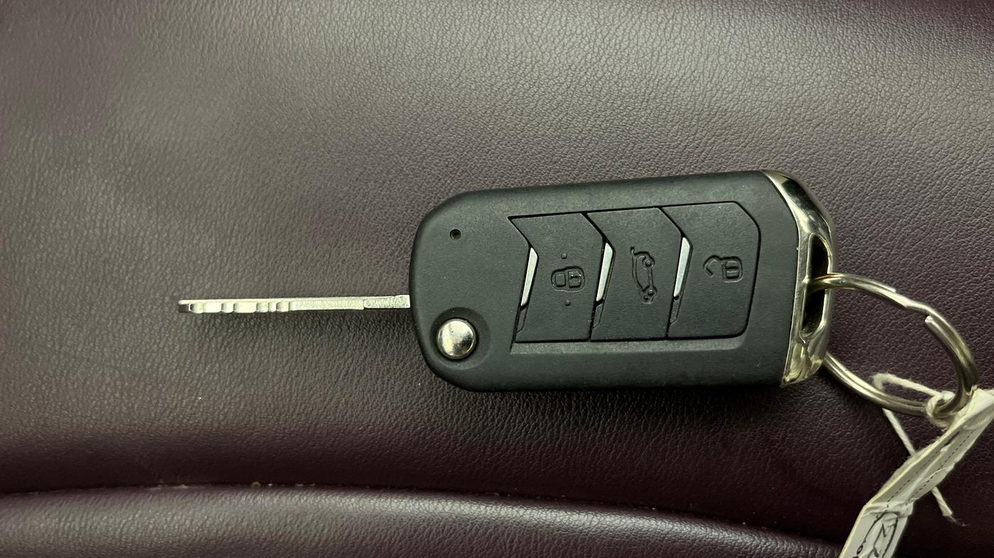 2025 Mahindra XUV 3XO AX5 1.2 L TCMPFI AT, Petrol, Automatic, 19,479 km, Key Close Up
