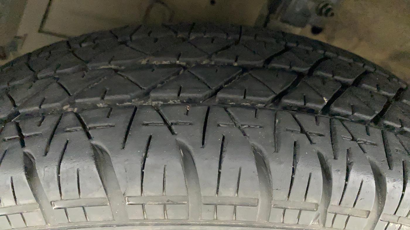 2012 Maruti Swift Dzire VXI, CNG, Manual, 96,868 km, Left Front Tyre Tread