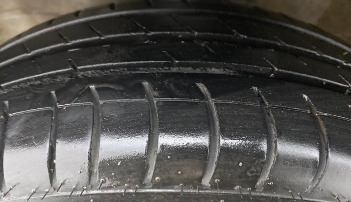 2015 Maruti Wagon R 1.0 VXI, Petrol, Manual, 52,756 km, Left Front Tyre Tread