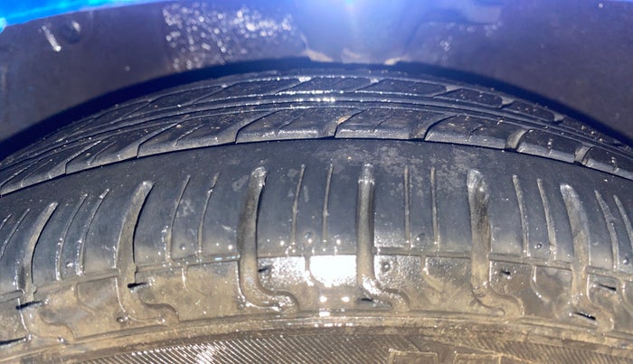 2016 Hyundai Eon SPORTZ, Petrol, Manual, 23,594 km, Left Front Tyre Tread