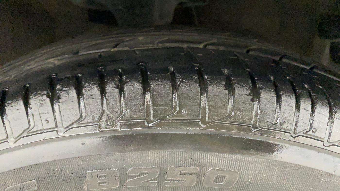 2010 Hyundai i10 MAGNA 1.2, Petrol, Manual, 28,803 km, Right Front Tyre Tread