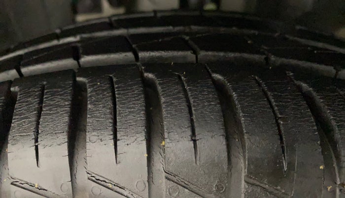 2021 Renault Kwid RXT 1.0 AMT (O), Petrol, Automatic, 6,725 km, Left Front Tyre Tread