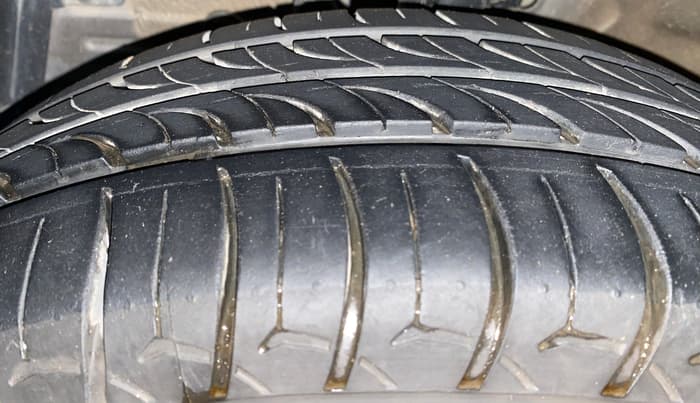 2015 Maruti Ciaz ZXI, Petrol, Manual, 66,814 km, Left Front Tyre Tread