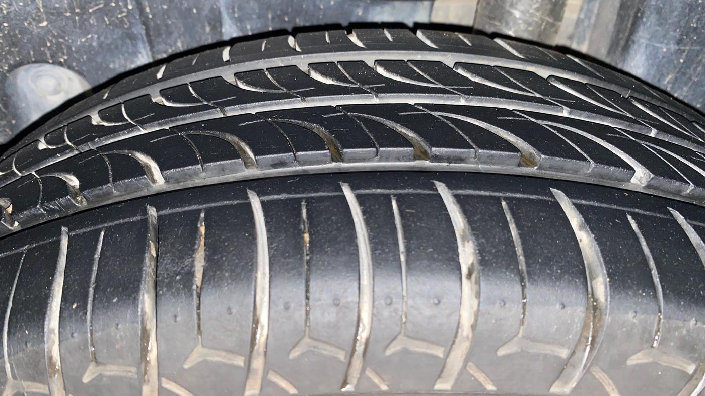 2015 Maruti Ciaz ZXI, Petrol, Manual, 66,711 km, Left Rear Tyre Tread