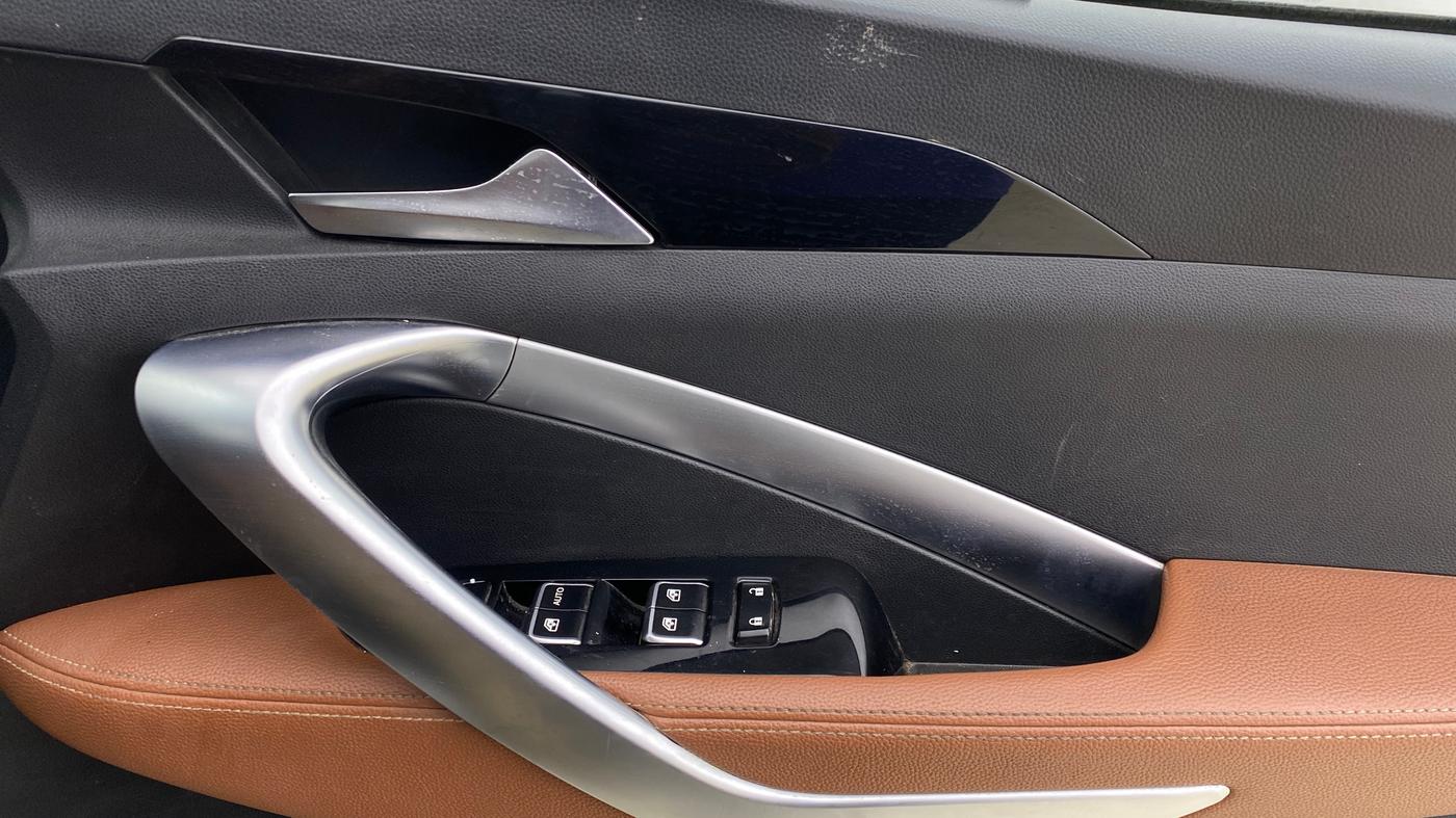 2020 MG HECTOR PLUS SHARP 1.5 PETROL TURBO DCT 6-STR, Petrol, Automatic, 82,467 km, Driver Side Door Panels Control
