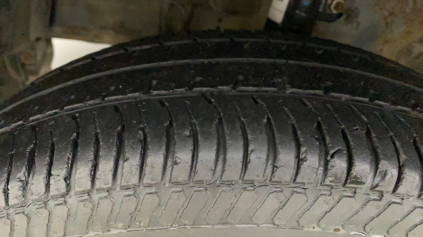 2014 Maruti Swift Dzire VXI, Petrol, Manual, 74,185 km, Left Front Tyre Tread