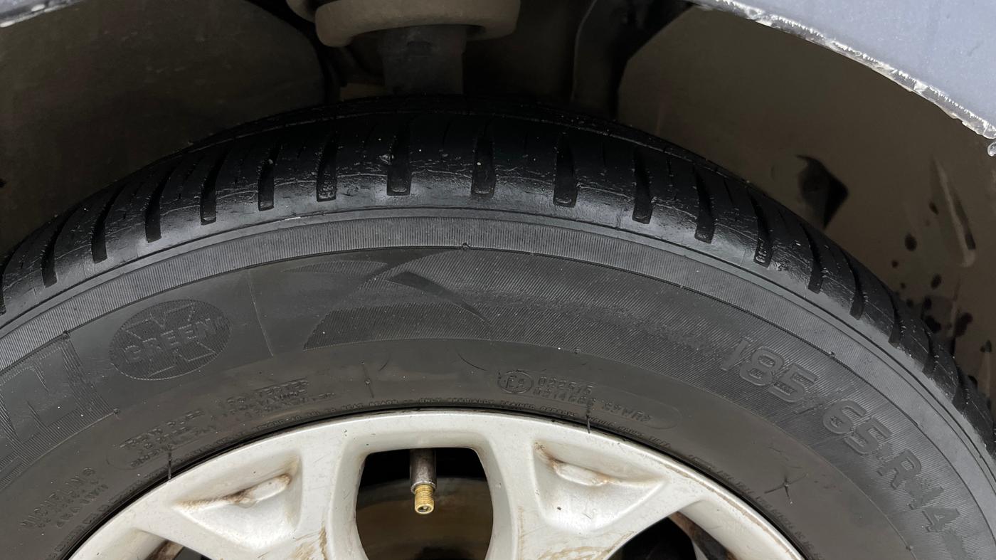 2013 Ford Figo TITANIUM 1.2 PETROL, Petrol, Manual, 71,369 km, Right Front Tyre Tread