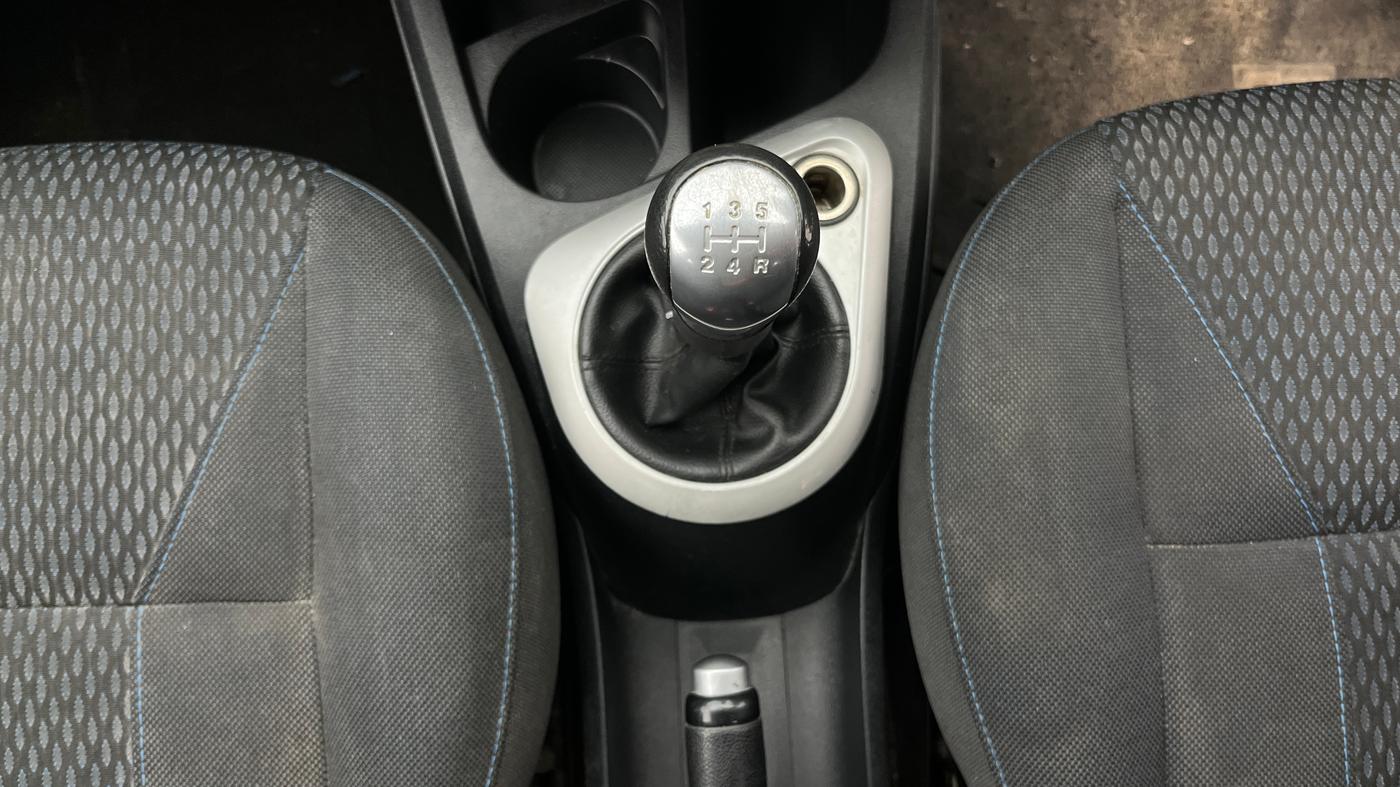 2013 Ford Figo TITANIUM 1.2 PETROL, Petrol, Manual, 71,369 km, Gear Lever