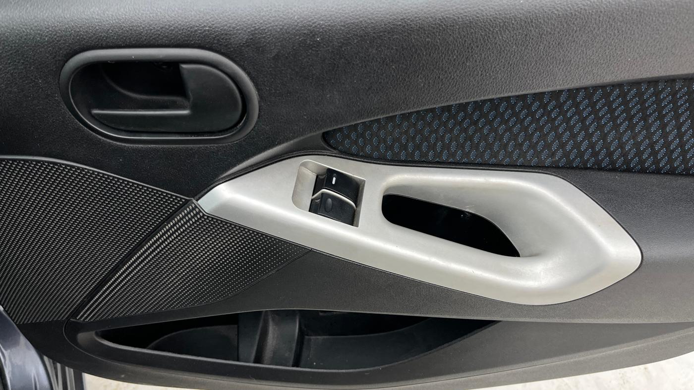 2013 Ford Figo TITANIUM 1.2 PETROL, Petrol, Manual, 71,369 km, Driver Side Door Panels Control