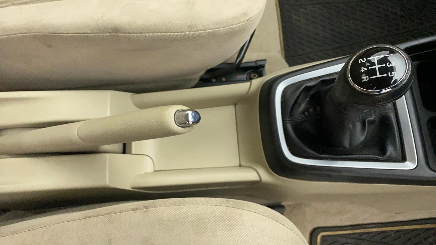 2017 Maruti Dzire VDI, Diesel, Manual, 78,306 km, Gear Lever