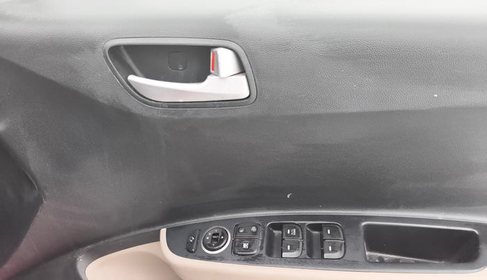 2017 Hyundai Grand i10 SPORTZ (O) 1.2 KAPPA VTVT, Petrol, Manual, 38,539 km, Driver Side Door Panels Control