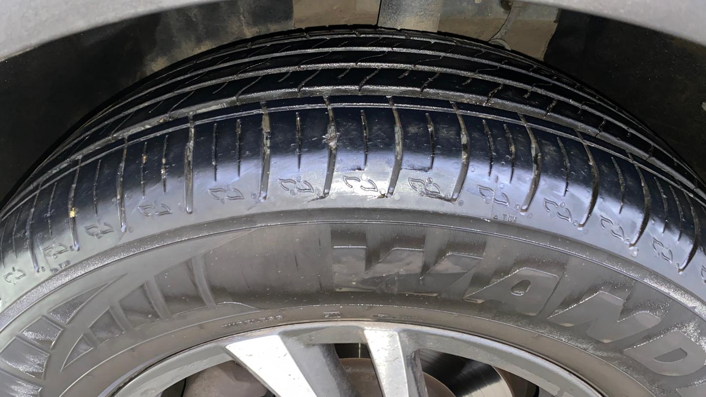 2023 Mahindra XUV700 AX 5 P AT 5 STR, Petrol, Automatic, 13,423 km, Left Front Tyre Tread