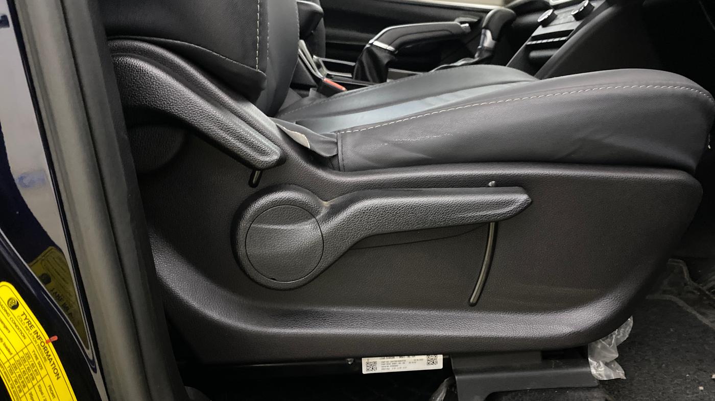 2023 Mahindra XUV700 AX 5 P AT 5 STR, Petrol, Automatic, 13,423 km, Driver Side Adjustment Panel