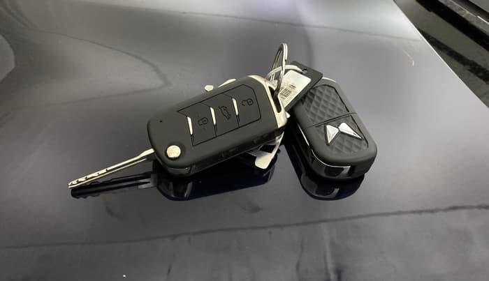 2023 Mahindra XUV700 AX 5 P AT 5 STR, Petrol, Automatic, 13,423 km, Key Close Up