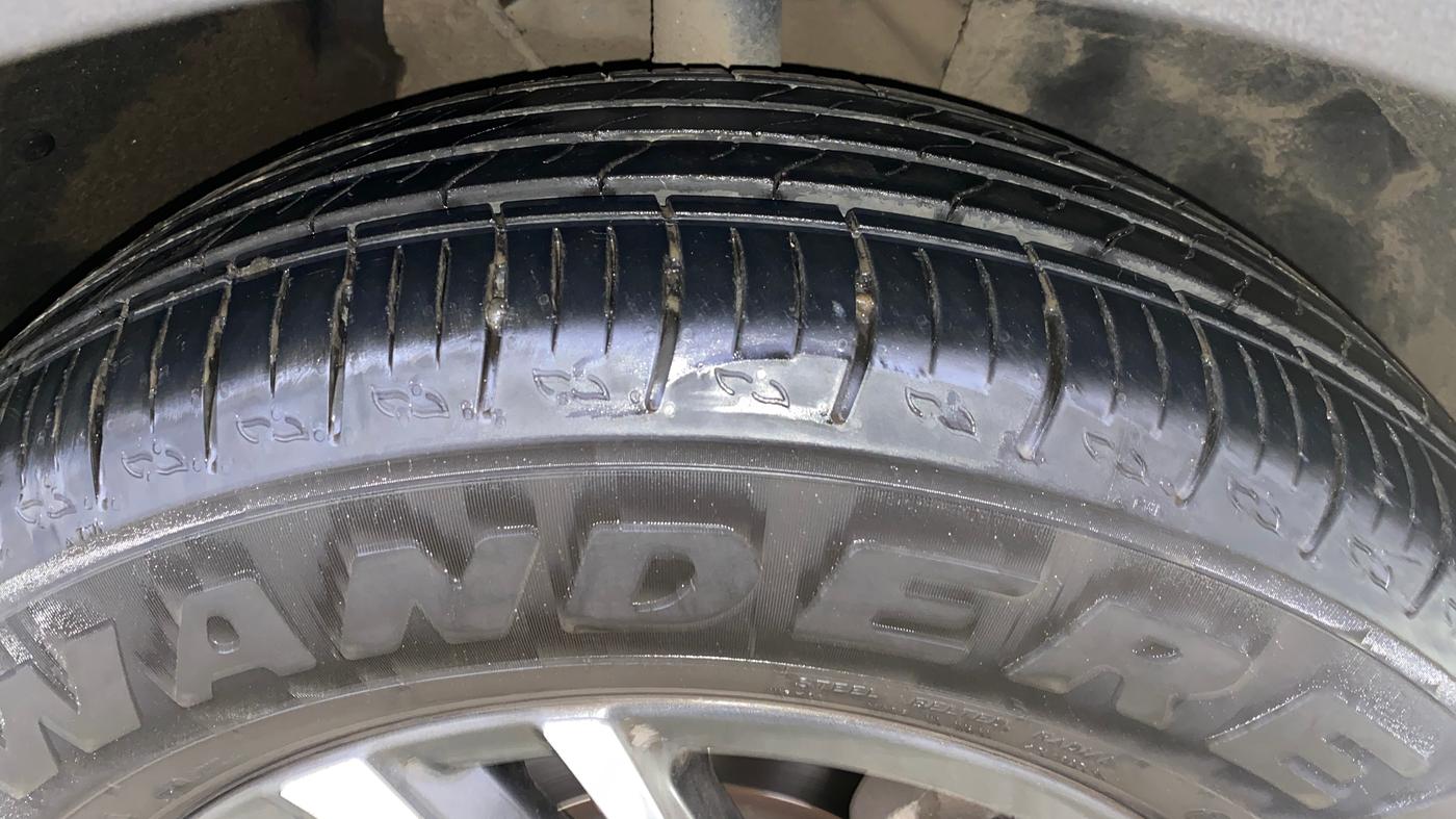 2023 Mahindra XUV700 AX 5 P AT 5 STR, Petrol, Automatic, 13,423 km, Right Front Tyre Tread
