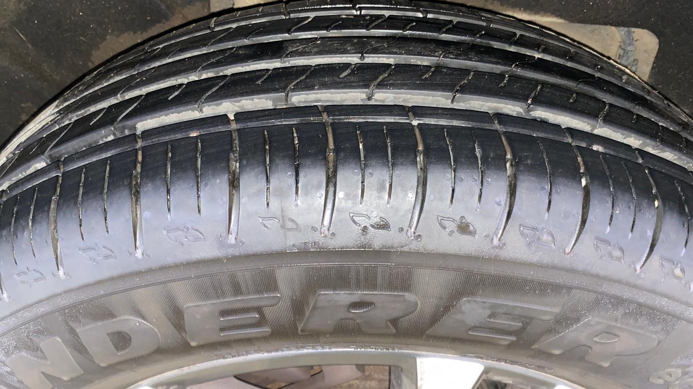 2023 Mahindra XUV700 AX 5 P AT 5 STR, Petrol, Automatic, 13,423 km, Right Rear Tyre Tread