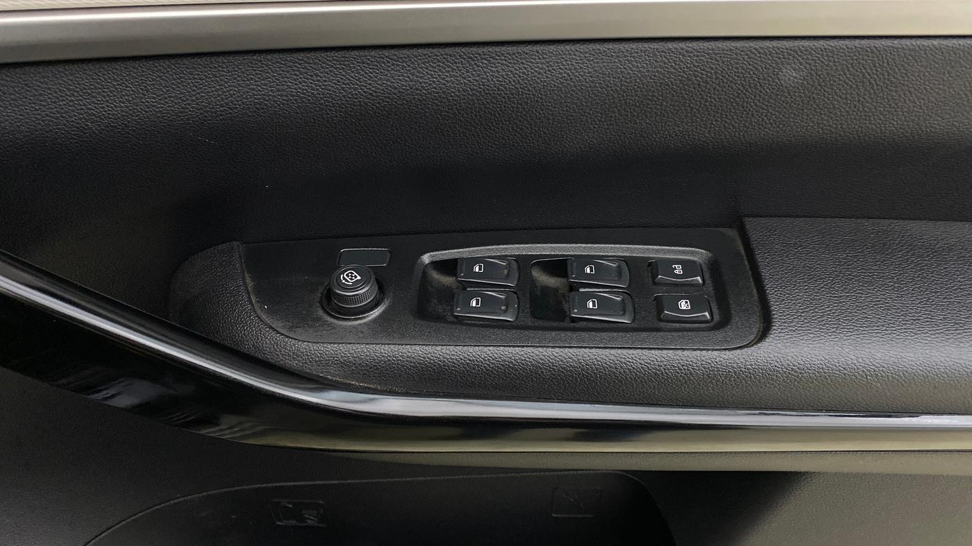 2023 Mahindra XUV700 AX 5 P AT 5 STR, Petrol, Automatic, 13,423 km, Driver Side Door Panels Control